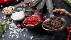 Πιπέρι: Πόσα είδη υπάρχουν και πώς τα χρησιμοποιούμε στην κουζίνα;