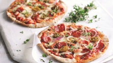 Ατομικές πίτσες με πίτες από σουβλάκι 