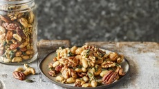 Φτιάχνουμε το τέλειο σνακ: καραμελωμένοι ξηροί καρποί με μέλι και αλάτι