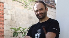 Ο Κώστας επέστρεψε από την Αγγλία στη Χίο και παραγει βούτυρα ξηρών καρπών με τοπικές πρώτες υλες