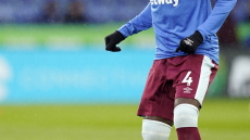 Οπαδοί της Νιουκάστλ πίκαραν τον Ζουμά πετώντας φουσκωτές γάτες