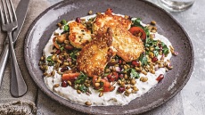 Σαλάτα με χούμους, σιτάρι και ψητό χαλούμι