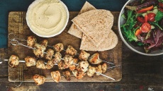 Ψήνουμε υπέροχα σουβλάκια κοτόπουλο στο σπίτι