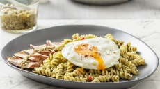 Βίδες με πέστο, απάκι και τηγανητό αυγό