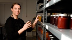 Πώς η Χάρις από επιτυχημένη τραπεζικός στην Τρίπολη τα παράτησε όλα για τη γλύκα της παραγωγής