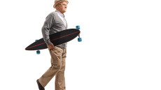 Άνοια: Υπερδιπλάσιος ο κίνδυνος για όσους περπατούν με αυτό τον τρόπο