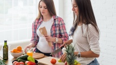 Συμβουλές για να τρώμε υγιεινά ακόμα κι όταν δεν έχουμε χρόνο να μαγειρέψουμε