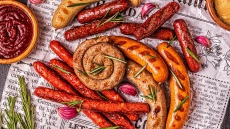 Ελληνικά λουκάνικα: τα πάντα και ακόμη περισσότερα για το πιο αγαπημένο αλλαντικό!