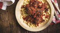 Σουτζουκάκια σμυρνέικα με κοφτό μακαρονάκι