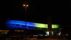 Το ΣΕΦ φωτίστηκε με τα χρώματα της ουκρανικής σημαίας