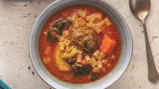Κρεατόσουπα με ντομάτα και κοφτό μακαρόνι