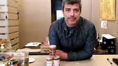 Ο Νίκος από τη Σάμο έβαλε το σνακ των αρχαίων θεών σε βαζάκια