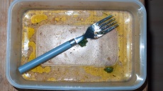 Το κόλπο για να καθαρίσετε τα πλαστικά τάπερ σε 45’’