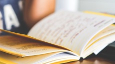 Ισπανία: Μία στις δύο οικογένειες πληρώνει ιδιαίτερα για τα παιδιά της