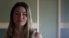 Η Ευθαλία Παπακώστα εξηγεί πώς προσέγγισε τον ρόλο της «τυφλής» στον «Σασμό»