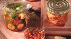 Φτιάχνουμε ελληνικά τουρσιά που νοστιμίζουν με το κορεάτικο κίμτσι