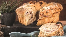 H συνταγή για το τέλειο τυρόψωμο