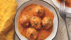 Γιουβαρλάκια κοκκινιστά αυγολέμονο