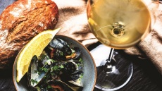 Τι πίνουμε στο τραπέζι της Καθαράς Δευτέρας;