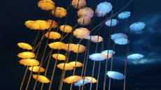 Θεσσαλονίκη: Φωτισμένες με τα χρώματα της ουκρανικής σημαίας οι «Ομπρέλες» και η Βίλα Αλλατίνι