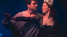 «Ανάμεσα σε δύο κόσμους»: Ένας έρωτας που νικά τον θάνατο στη σκηνή του Σύγχρονο Θεάτρου