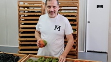 Ο Δημήτρης φτιάχνει χειροποίητα ζυμαρικά με παραδοσιακές οικογενειακές συνταγές