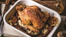 Ψητό κοτόπουλο με χωριάτικο ψωμί, μουστάρδα και δεντρολίβανο