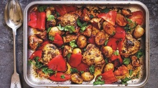 Μπουτάκια κοτόπουλου με πατάτες και κόκκινες πιπεριές