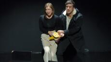 «Ο Μπέμπης»: Ένα έργο για τα παιδιά ενός κατώτερου θεού στο Θέατρο Αλκμήνη