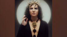 Ο Παντελής Καναράκης ποζάρει ως Ιησούς με ακάνθινο στεφάνι και ντεκολτέ