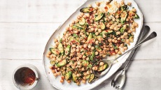 Ρεβιθοσαλάτα με ψητά κολοκυθάκια