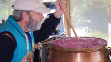 O Ηπειρώτης που φτιάχνει παλαιωμένο ξίδι στη Ζίτσα