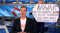 Μαρίνα Οβσιάνικοβα: «Μην γίνεστε ζόμπι, μην ακούτε την προπαγάνδα -  Φοβάμαι για την ασφάλειά μου», λέει η Ρωσίδα δημοσιογράφος 