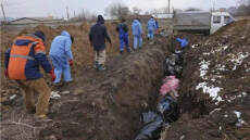 Πόλεμος στην Ουκρανία: Αντριχιαστικές περιγραφές από τους ομαδικούς τάφους της Μαριούπολης