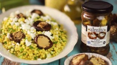 Η πιο νόστιμη σαλάτα με κουσκούς και ψητά μανιτάρια γεμιστά με κρέμα τυριών