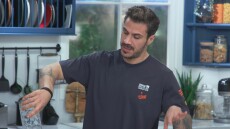 «Kitchen Lab»: Comfort συνταγές προτείνει ο Άκης Πετρετζίκης