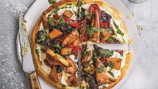 Τάρτα με ψητά λαχανικά και πράσινη σάλτσα