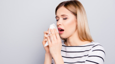 Φτέρνισμα: Γιατί δεν πρέπει να το «πνίγουμε» – Τι θα συμβεί