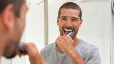 Εσείς αυτό το κάνετε όταν βουρτσίζετε τα δόντια σας; Η κίνηση που ωφελεί την υγεία