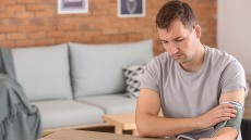 Σταθήκατε όρθιοι και σας ανέβηκε η πίεση; Τι σημαίνει αυτό για την καρδιά σας