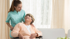 Αποκλειστική νοσοκόμα: Οι καλύψεις του ασφαλιστικού συμβολαίου που «σώζουν» την τσέπη