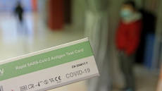 Και επισήμως ένα self test την εβδομάδα στα σχολεία και 100% πληρότητα στα γήπεδα