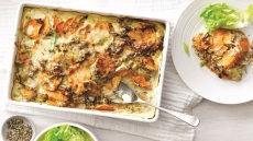 Ψητές γλυκοπατάτες με γραβιέρα, τόνο και φρέσκο κρεμμυδάκι