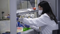 Κορωνοϊός: Ο ΕΜΑ έδωσε «πράσινο φως» στα μονοκλωνικά της AstraZeneca που προλαμβάνουν την Covid-19