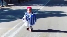 25η Μαρτίου: Ο μικρός εύζωνας που έκλεψε τις εντυπώσεις στη Ρόδο – Δείτε βίντεο