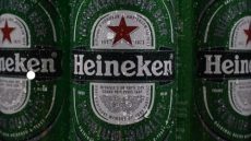 Πόλεμος στην Ουκρανία: Αποσύρεται από τη Ρωσία η Heineken