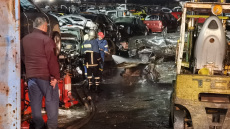 Μεγάλη φωτιά σε μάντρα αυτοκίνητων στον Ασπρόπυργο