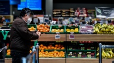 Έρευνα ΙΝΕ-ΓΣΕΕ: «Κόβουν» από θέρμανση, βασικά είδη διατροφής και ψυχαγωγία τα νοικοκυριά για να τα βγάλουν πέρα