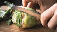 Καθαρίζουμε εύκολα την αγκινάρα με 3 βήματα