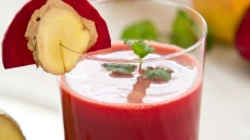 Κόκκινος χυμός παντζαριού με μήλο και τζίντζερ